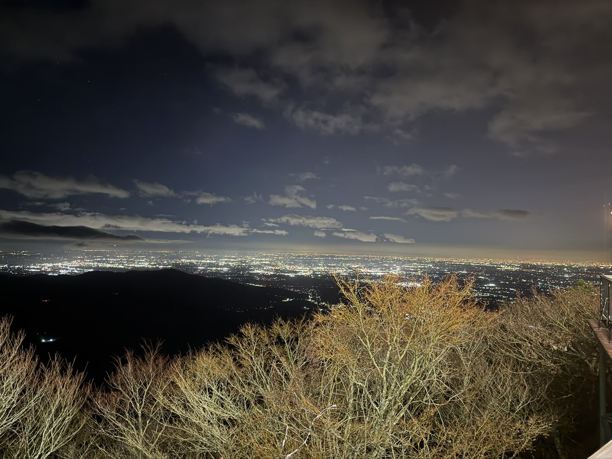 MAZDA2_ryo's tweet photo. 昨日の夜は筑波山行きました🗻
夜景めちゃんこ綺麗でした🏙
遠くの方にスカイツリーも見えた👀 https://t.co/xuYWR8mIcG