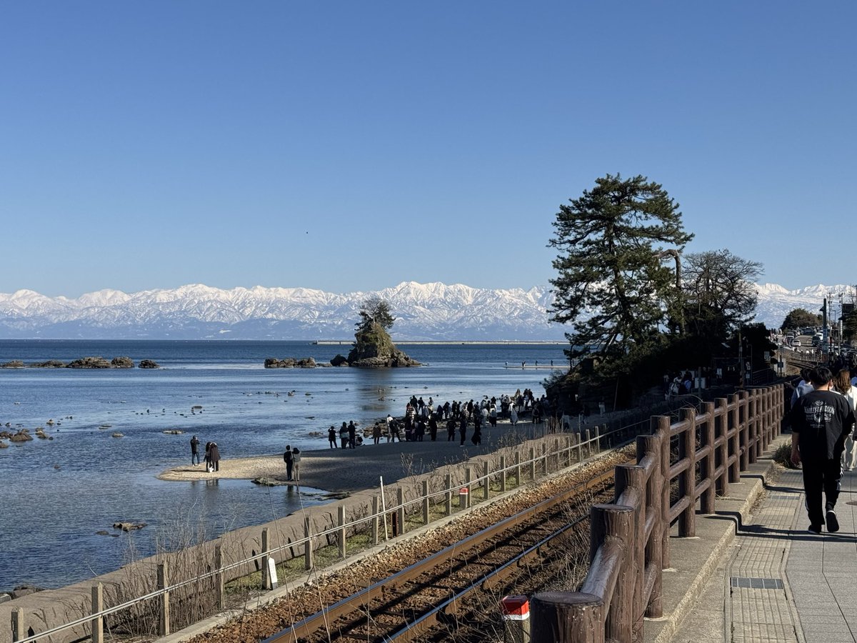 KumomNe's tweet photo. 雨晴海岸から見える立山連峰！
絶景✨ https://t.co/g9khyWgTv2