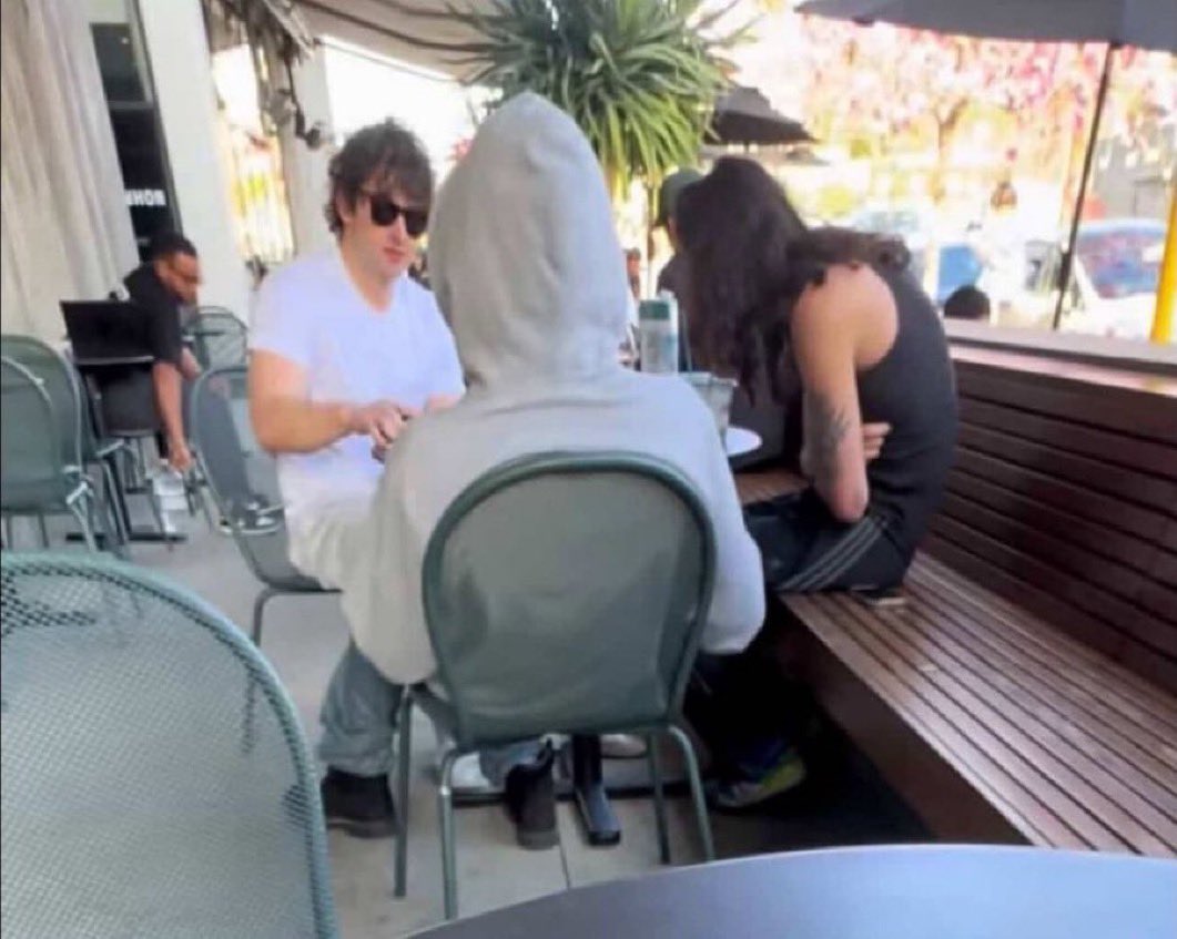 codeinyoureyes's tweet image. lowkey #understanding this photo rn