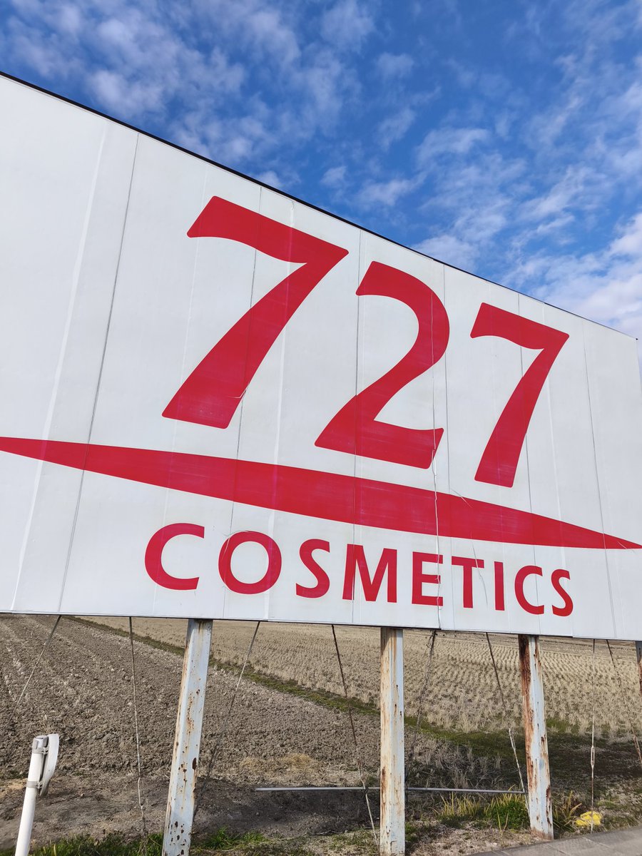 三連休だし間近で727の看板でも見るか