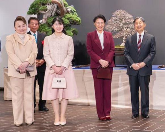 愛子さまと信子さまの背後に映り込む者こそ反日反天皇の統一教会🏺議員として暗躍した超罰当たりな逆賊。
皇族と同じ画角に入り込み、男系固執の男尊女卑カルトにアピールしているようにしか見えない。
宮内庁は、皇室消滅が目的のカルト🏺べったりの輩を愛子さまに近付けないでほしい！