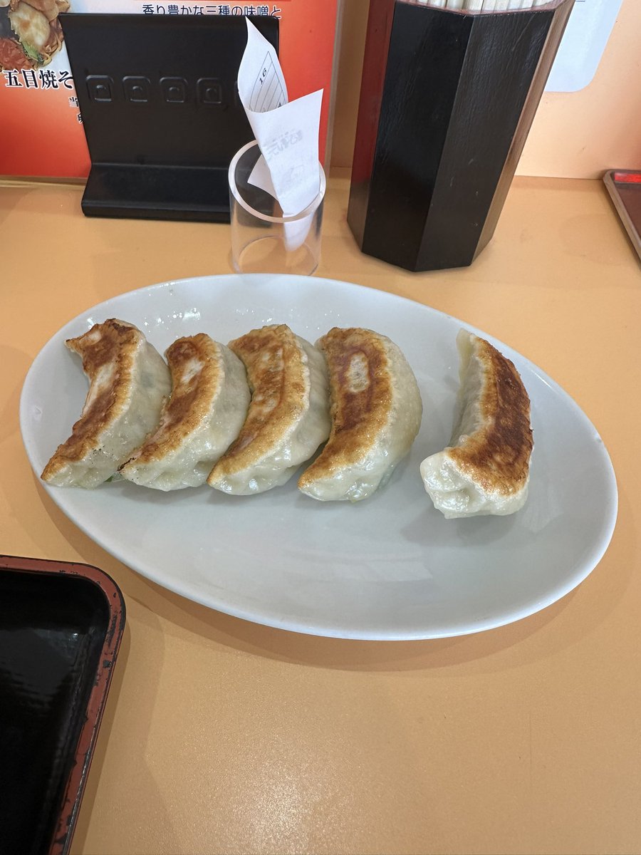 東京都瑞穂町。
ぼん天 瑞穂店。
から揚げ丼、にんにく餃子。
新しく建て直して初入り。遅いけど。
何年ぶり忘れたけど。
そんなボリュームだったか？忘れていました。
腹がいっぱい。
ごちそうさまでした。