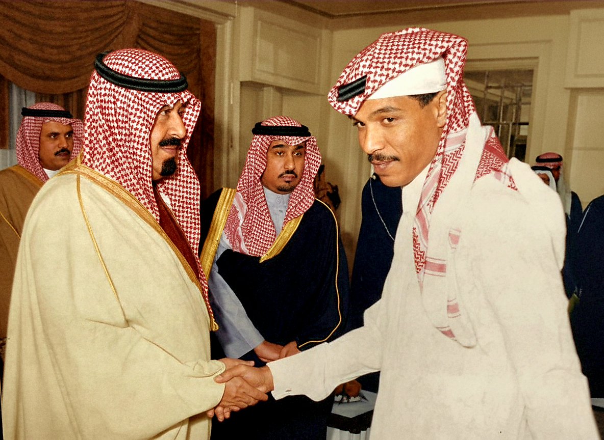 #الليث_الأبيض
الكابتن صالح الداود، لاعب شيخ الاندية والمنتخب الوطني، يتشرف بالسلام على خادم الحرمين الشريفين الملك عبدالله بن عبدالعزيز ال سعود -رحمه الله-، وهو من افضل المدافعين التي انجبتهم الملاعب الرياضية، صاحب الأداء الرائع والالقاب الكبرى مع الكيان والمنتخب.

<a href="/aldawood_s/">صالح الداود</a>