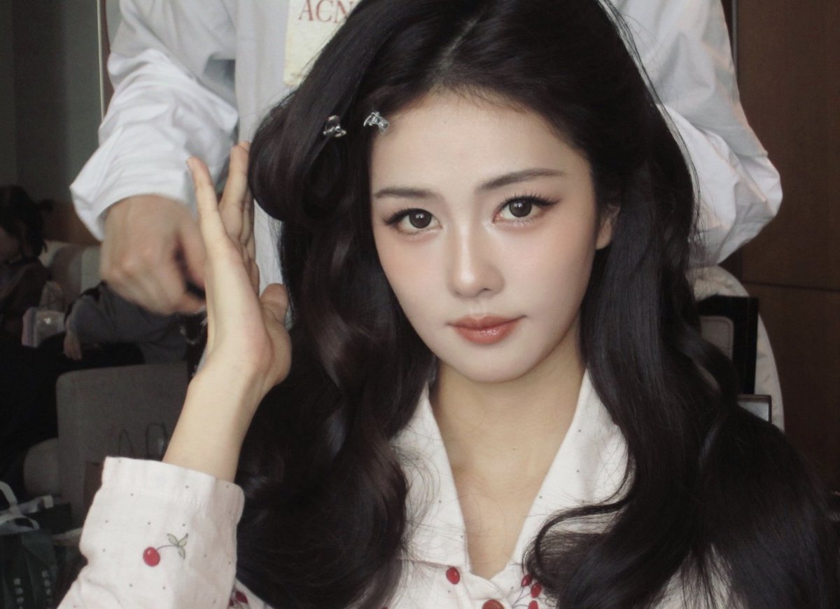 Korean makeup                      Chinese makeup

#BaiLu