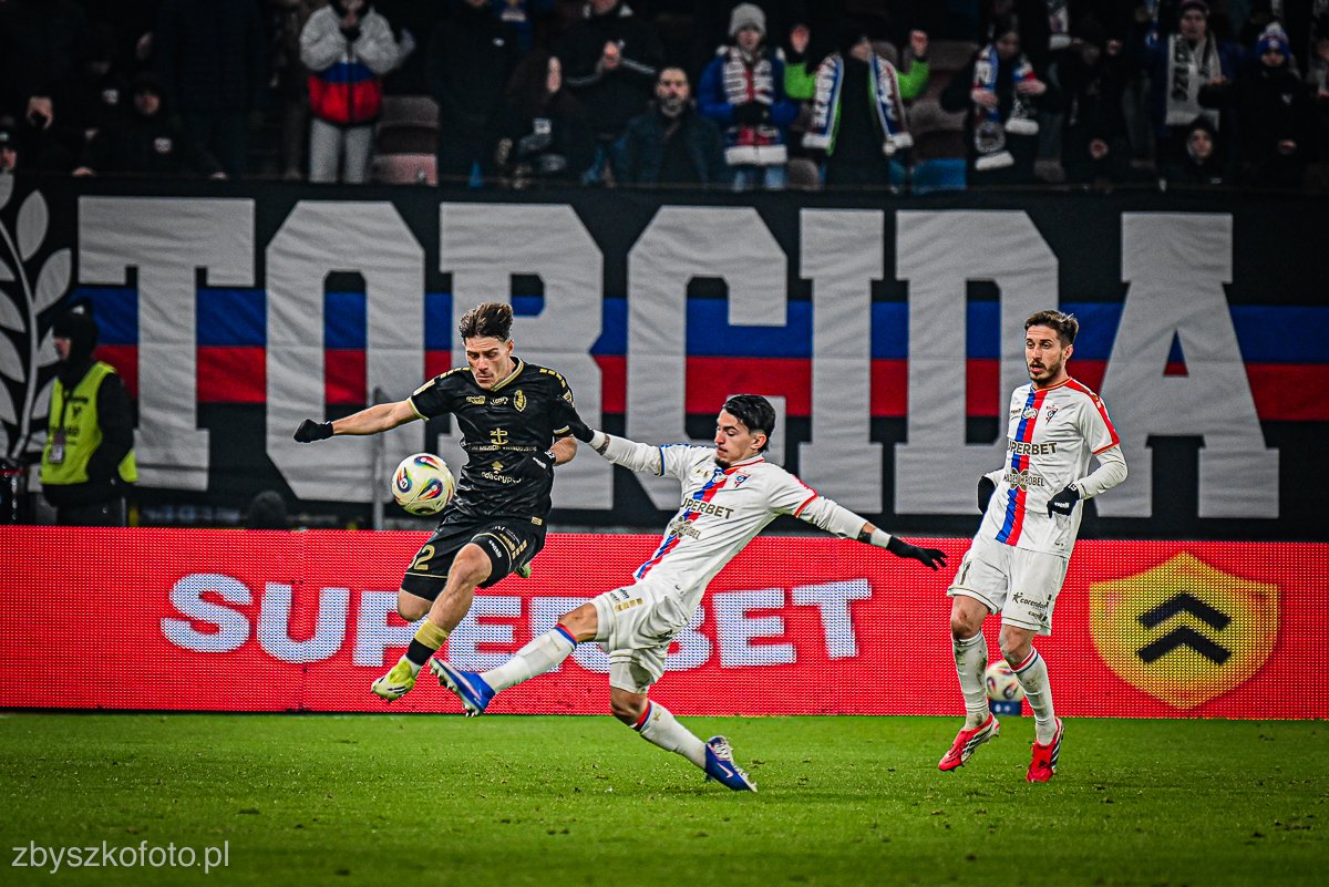 Wczoraj wstrzymałem się od głosu, jeżeli chodzi o spotkanie. Punktowanie drużyny jest conajmniej mizerne, nie wiem dlaczego przy tak szerokiej kadrze, nie ma większej rotacji. Tym bardziej mamy obrazek od kilku meczy, że jednak skrzydła (jedno) są do zmiany.#GÓRPOG #Żabskitwitter