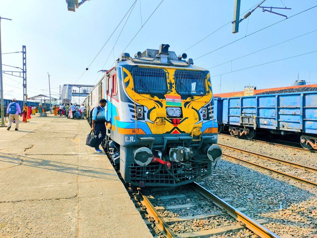 railvisual's tweet image. आज हावड़ा गया एक्सप्रेस भारतीय रेल के आधुनिक  लोकोमोटिव WAP 07 Mukhi Addition के साथ आयी है । 

#Howrah #gaya #express #tilaiya #wap7 #MukhiLocomotive #indianrailways