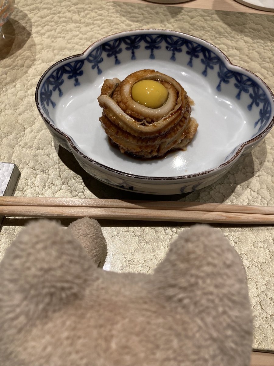 CoFumo's tweet photo. いつぞやの、まわらないお寿司。
ムギ大興奮！美味すぎて目が回っちゃうね。

うまかった！！😻 https://t.co/yW4nvvR5uY