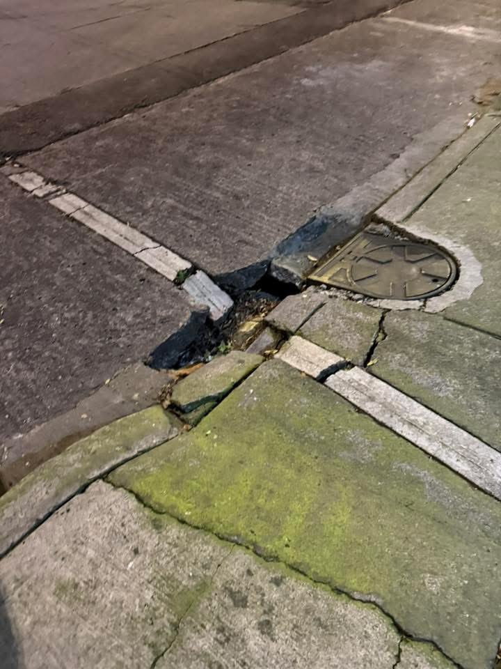 natz_firefly's tweet photo. @supercivicosmx @supercivicosmx por favor, ayúdenme. 
Llevo años reportando un bache afuera de mi domicilio desde hace más de un año por Locatel y con CESAC pero la @BJAlcaldia cierra mis folios sin haber atendido. A los vecinos nos preocupa que el bache tiene visibles los ductos del gas natural https://t.co/dkvtTLPL9S
