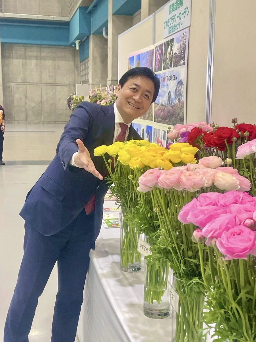 tamakiyuichiro's tweet photo. 香川県の農業試験場が開発したらラナンキュラス。

実は、香川県は長野県に次いで全国2番目のラナンキュラスの生産を誇っています。

きれいな花を見ると嬉しくなりますね。

農業試験場、がんばれ！ https://t.co/PDkDfmqQgn