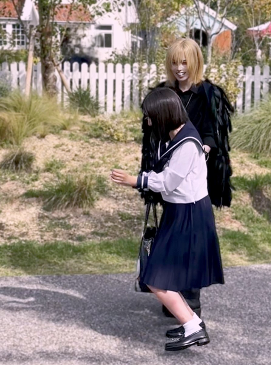 撮影中に目が合って女の子に逃げられてる写真見つけた😂😂
Before◀◁　▶▷After

めちゃくちゃ俊敏に逃げてた
1秒にも満たない間にこれもう2歩くらい離れてる
本当に素速くて子ネズミの様だった…