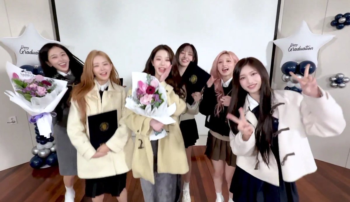 어떤커플 왜 둘만 꽃 들고 있어요?
졸업식때 서로 주기로 했나요?