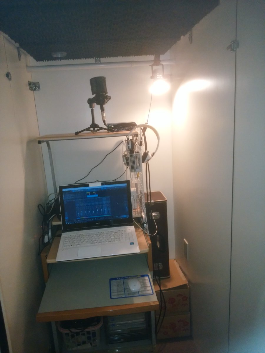 C04P4's tweet photo. うちの防音室0.8畳、エアコンなし
中古（約22万円）で購入

これに吸音材を貼り付けて使用
歌ってみた録音とMIX用
楽器演奏には狭いです

欲しいものはいっぱいあるけど
ノイズを気にせず録音できるし
有るものでがんばる
（自分に言い聞かせてる） https://t.co/VQWdRMA5LC