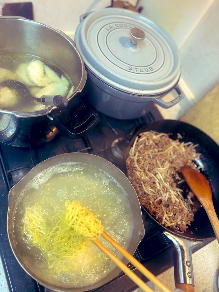 うますぎるおうちラーメン

#FUFU食堂
#おうちごはん

手羽元と手羽元と塩でスープ取って、
ひき肉を酒、醤油、オイスターソースで炒めてもやしも炒めて、 
丼にオイスターソースちょっと入れてスープ入れて、
茹でた麺入れて具材のせたら出来上がり✨️