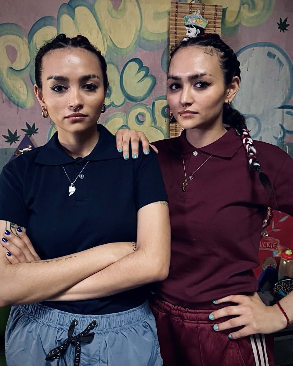 MillyReview's tweet photo. Eu preciso falar das gêmeas, interpretadas por Carmina e Daiana Gonella em Na Lama.

Sério, elas são muito interessantes. Têm presença, têm expressão e chamam atenção mesmo quando estão quietas 👀✨

E, mesmo assim, a série quase não dá espaço para elas. 

Comentário abaixo 👇 https://t.co/NvejTdTlwM