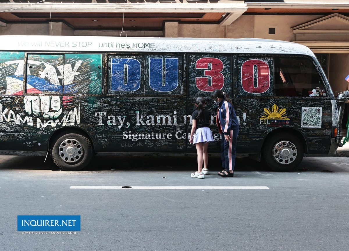 inquirerdotnet's tweet photo. ‘TAY, KAMI NAMAN’

LOOK: Supporters of former President Rodrigo Duterte launch a signature campaign drive to bring him home on Sunday, February 22, in Manila, a day before the confirmation of charges hearing on February 23 before the Pre-Trial Chamber I of the International Criminal Court (ICC).

Duterte is accused of the crimes against humanity of murder and attempted murder in his administration's so-called "war on drugs". | 📷: Grig C. Montegrande, Philippine Daily Inquirer

Know more about Duterte’s ICC hearing here: https://t.co/tQEchNDEfc
