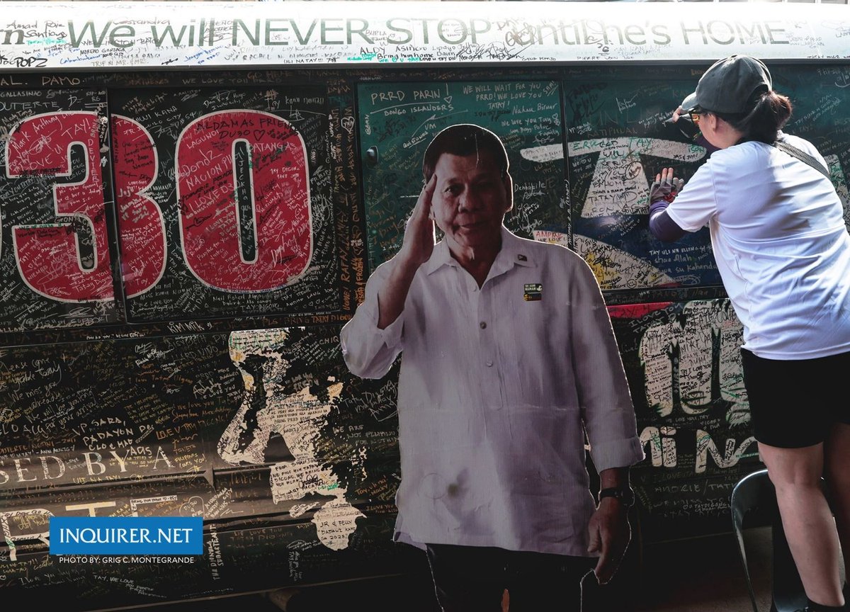 inquirerdotnet's tweet photo. ‘TAY, KAMI NAMAN’

LOOK: Supporters of former President Rodrigo Duterte launch a signature campaign drive to bring him home on Sunday, February 22, in Manila, a day before the confirmation of charges hearing on February 23 before the Pre-Trial Chamber I of the International Criminal Court (ICC).

Duterte is accused of the crimes against humanity of murder and attempted murder in his administration's so-called "war on drugs". | 📷: Grig C. Montegrande, Philippine Daily Inquirer

Know more about Duterte’s ICC hearing here: https://t.co/tQEchNDEfc