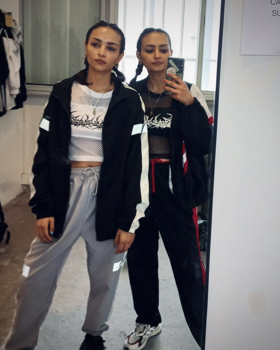 MillyReview's tweet photo. Não é falta de potencial, porque potencial elas têm de sobra. Dá vontade de saber mais, de entender mais, de ver elas tomando atitude.
Eu queria mais protagonismo.
Mais fala.
Elas podiam ter sido muito mais do que só ficar ali acompanhando quem está no poder da vez.
#ElBarro https://t.co/fl6PFqmnKf