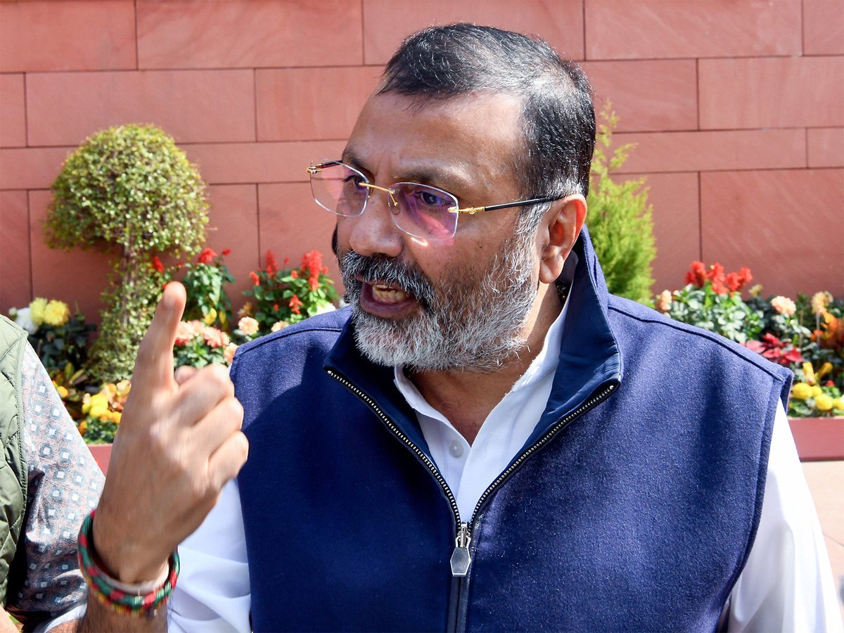 🚨 BJP MP Nishikant Dubey SLAMS Congress 

“Nehru showed ‘naagin dance’ to the world, PM Modi showcases AI.”