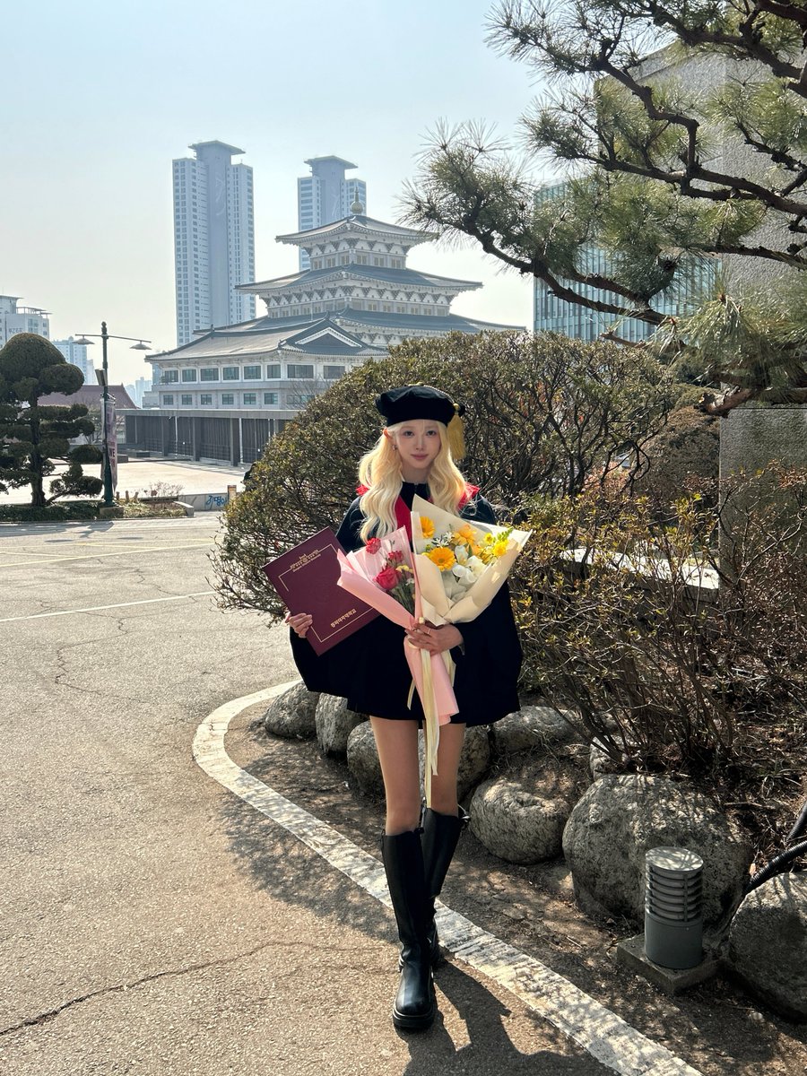 geeniusofficial's tweet photo. + 네 장 더~!🎓🎀 https://t.co/Mza61xWq31