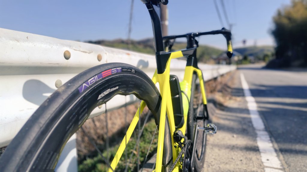 ham_cycle's tweet photo. VOSO LITE ULTIMATE 45-50
まだ3~400kmくらいだけどとてもいい感じ
この価格でウェーブリム、カーボンスポーク、セラミックベアリング、内幅22mmと最近のトレンドを取り入れている
R12とのマッチングはかなり良さそう
#SCOM #yoeleo https://t.co/9v1JcEQQ8j
