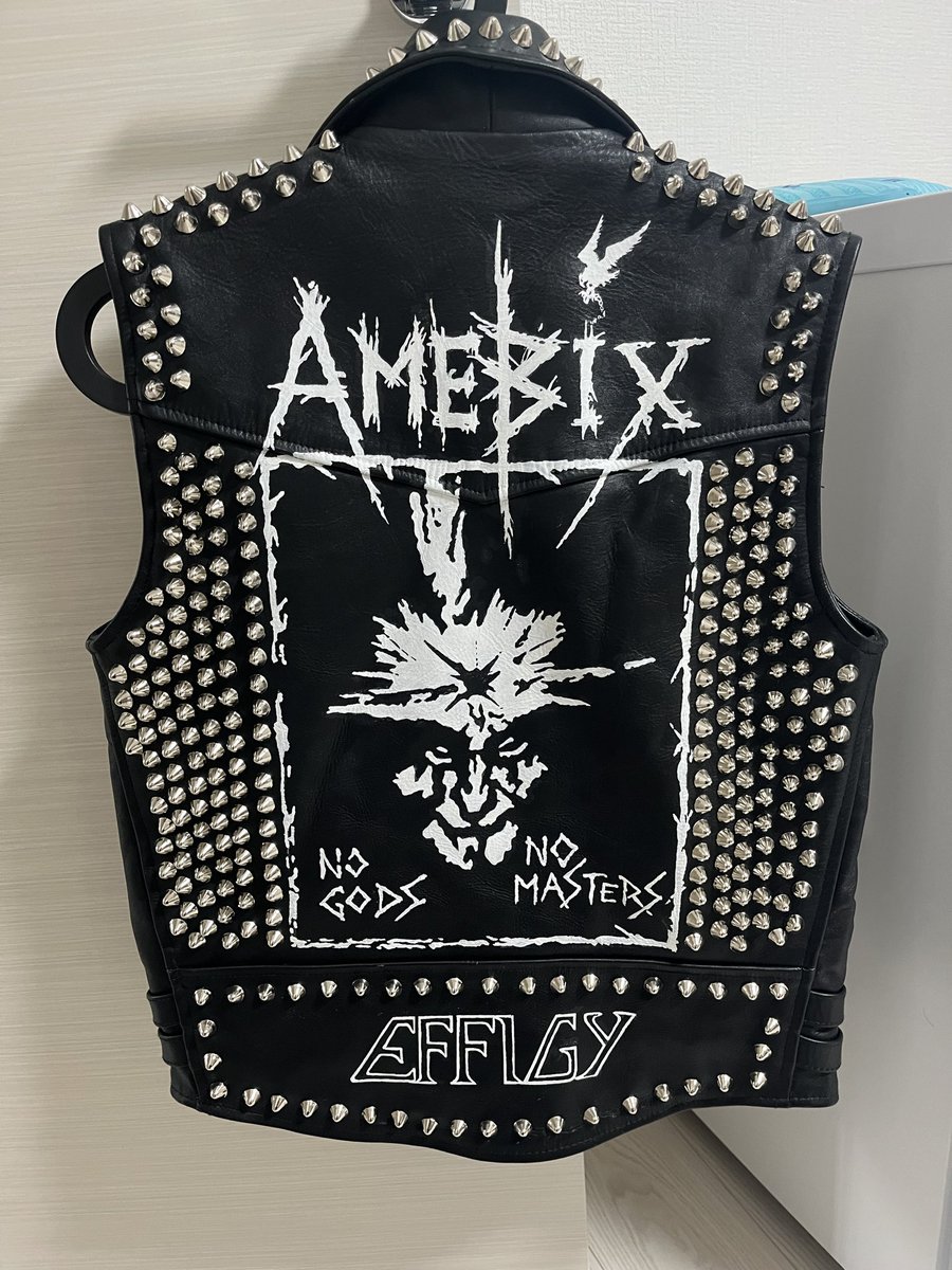 クラストコア　鋲ジャケット袖なし
➕カスタムペイント

ロンジャンタイプのヤツと比べて軽いかなぁと思ったが
普通にずしりと重い