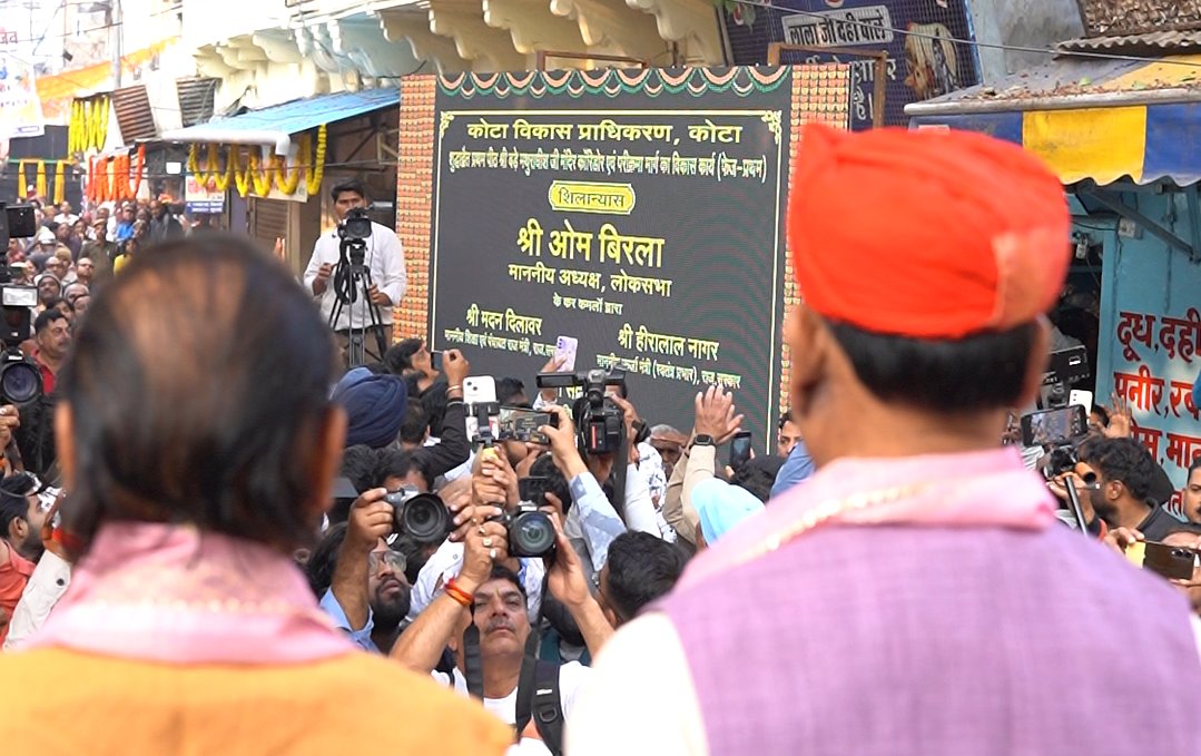 ombirlakota's tweet photo. संसदीय क्षेत्र कोटा में विराजमान वल्लभ सम्प्रदाय की प्रथम पीठ श्री बड़े मथुराधीश जी मंदिर के कॉरिडोर, परिक्रमा मार्ग और अन्य विकास कार्यों का शिलान्यास हम सबके लिए एक शुभ अवसर है। यह मंदिर केवल श्रद्धा का स्थान नहीं, बल्कि हाड़ौती की आस्था और सांस्कृतिक विरासत का महत्वपूर्ण केंद्र है। हमारा प्रयास है कि इसकी पुरातन गरिमा को सुरक्षित रखते हुए समय की आवश्यकताओं के अनुसार सुविधाएं विकसित की जाएं, ताकि देश-दुनिया से आने वाले श्रद्धालुओं को बेहतर व्यवस्था मिल सके। जिस प्रकार अयोध्या, उज्जैन, सोमनाथ और खाटू श्यामजी जैसे धामों का विकास हुआ है, उसी भावना से श्री मथुराधीश जी मंदिर को भी प्रमुख आध्यात्मिक केंद्र के रूप में आगे बढ़ाया जाएगा।
कोटा की ऐतिहासिक धरोहर, पुराने बाजार और गलियों की पहचान को संजोते हुए शहर को आधुनिक सुविधाओं से जोड़ना हमारा संकल्प है। धार्मिक पर्यटन के साथ रामगढ़ अभयारण्य, चंबल की जल-जंगल सफारी और अन्य प्राकृतिक स्थलों का विकास कर कोटा को आध्यात्मिक और पर्यावरण पर्यटन का केंद्र बनाया जाएगा।  

#kota
#Bundi