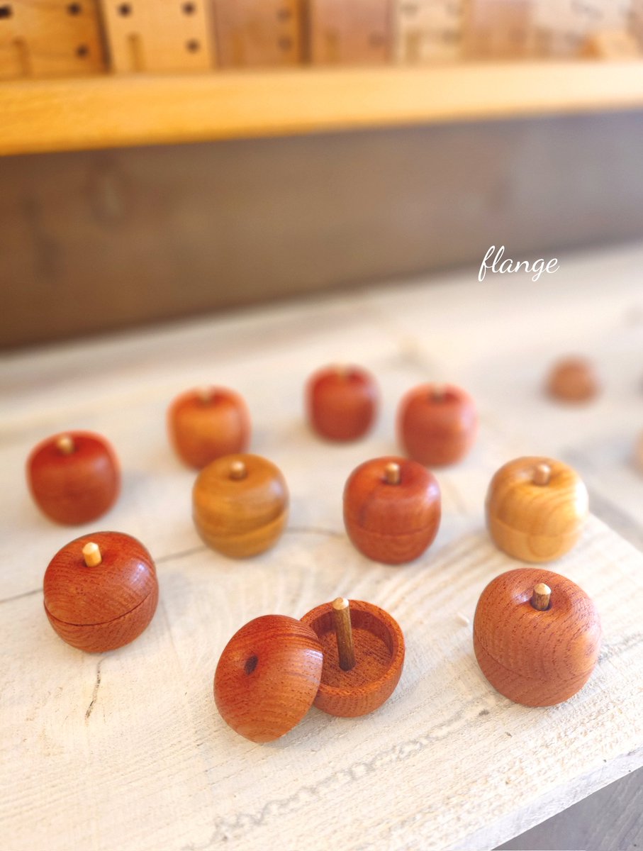 flange_nasu's tweet image. 林檎の小さなリングケース🍎赤りんご製作しました。
指輪やピアス等小さなアクセサリーが収納出来ます😊
#flange　#木　#無垢材　#雑貨　#林檎