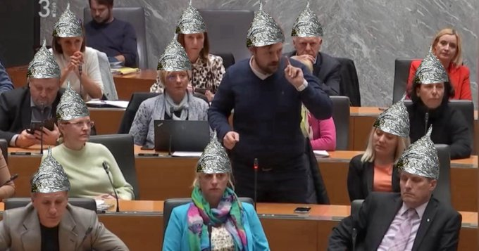 Včerajšnji tragikomični izpad Goloba o kibernetskem napadu je ostro zamajal renome Fakultete za elektrotehniko in njenih doktoratov. 
Potrdil je tudi tezo, da če leva globoka država želi, Slovenci izvolijo tudi obcestno svetilko.