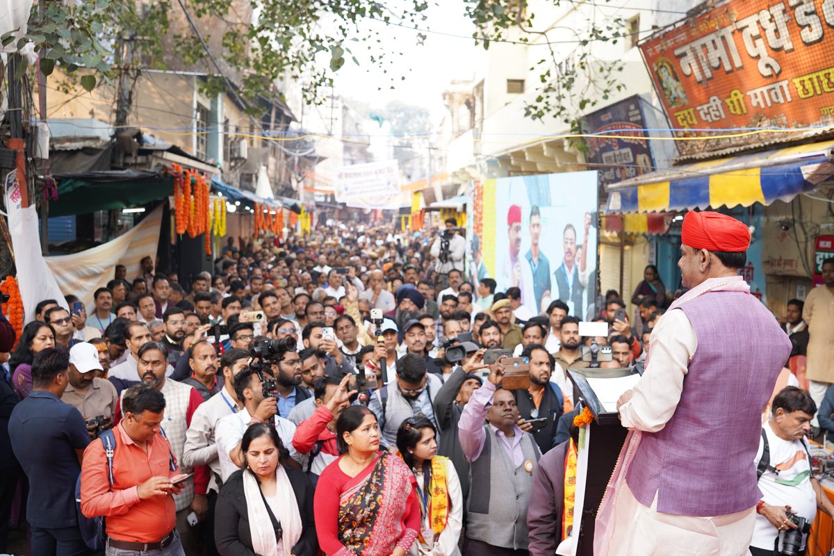 ombirlakota's tweet photo. संसदीय क्षेत्र कोटा में विराजमान वल्लभ सम्प्रदाय की प्रथम पीठ श्री बड़े मथुराधीश जी मंदिर के कॉरिडोर, परिक्रमा मार्ग और अन्य विकास कार्यों का शिलान्यास हम सबके लिए एक शुभ अवसर है। यह मंदिर केवल श्रद्धा का स्थान नहीं, बल्कि हाड़ौती की आस्था और सांस्कृतिक विरासत का महत्वपूर्ण केंद्र है। हमारा प्रयास है कि इसकी पुरातन गरिमा को सुरक्षित रखते हुए समय की आवश्यकताओं के अनुसार सुविधाएं विकसित की जाएं, ताकि देश-दुनिया से आने वाले श्रद्धालुओं को बेहतर व्यवस्था मिल सके। जिस प्रकार अयोध्या, उज्जैन, सोमनाथ और खाटू श्यामजी जैसे धामों का विकास हुआ है, उसी भावना से श्री मथुराधीश जी मंदिर को भी प्रमुख आध्यात्मिक केंद्र के रूप में आगे बढ़ाया जाएगा।
कोटा की ऐतिहासिक धरोहर, पुराने बाजार और गलियों की पहचान को संजोते हुए शहर को आधुनिक सुविधाओं से जोड़ना हमारा संकल्प है। धार्मिक पर्यटन के साथ रामगढ़ अभयारण्य, चंबल की जल-जंगल सफारी और अन्य प्राकृतिक स्थलों का विकास कर कोटा को आध्यात्मिक और पर्यावरण पर्यटन का केंद्र बनाया जाएगा।  

#kota
#Bundi