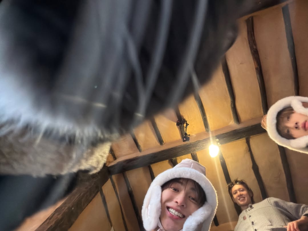 keonhosloop's tweet image. kono taking selfies with the cats 😭😭 how cute 😭😭