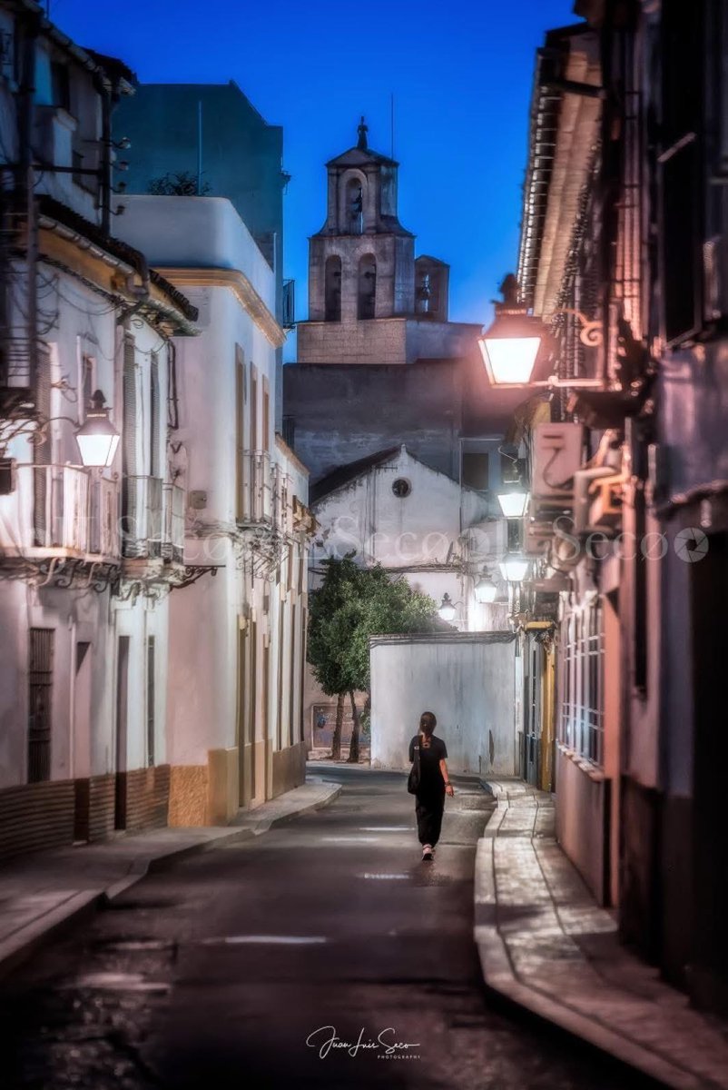 🗣️ Córdoba enclave de #HistoriaArteyCultura que enamora

Sabes el nombre de esta calle ?

📸 Juan Luis Seco 

#cordoba #cordobaesp #mimaacordoba #nonina