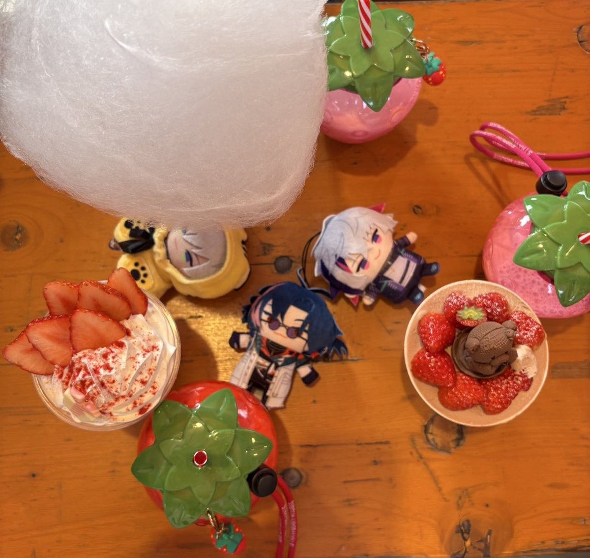 uz___u's tweet photo. イ、いちごだよ https://t.co/l92KUmu56B