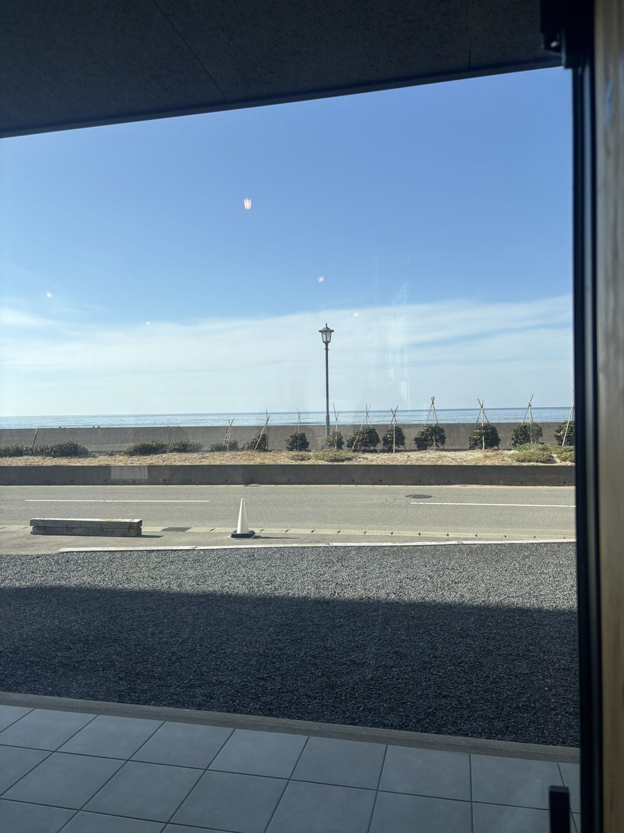 たんたんめん食べてから〜のお口直しにカフェ。

今日は春みたいな天気ですね☀️
日本海の景色がサイコー。(よく見えてないけど💦)