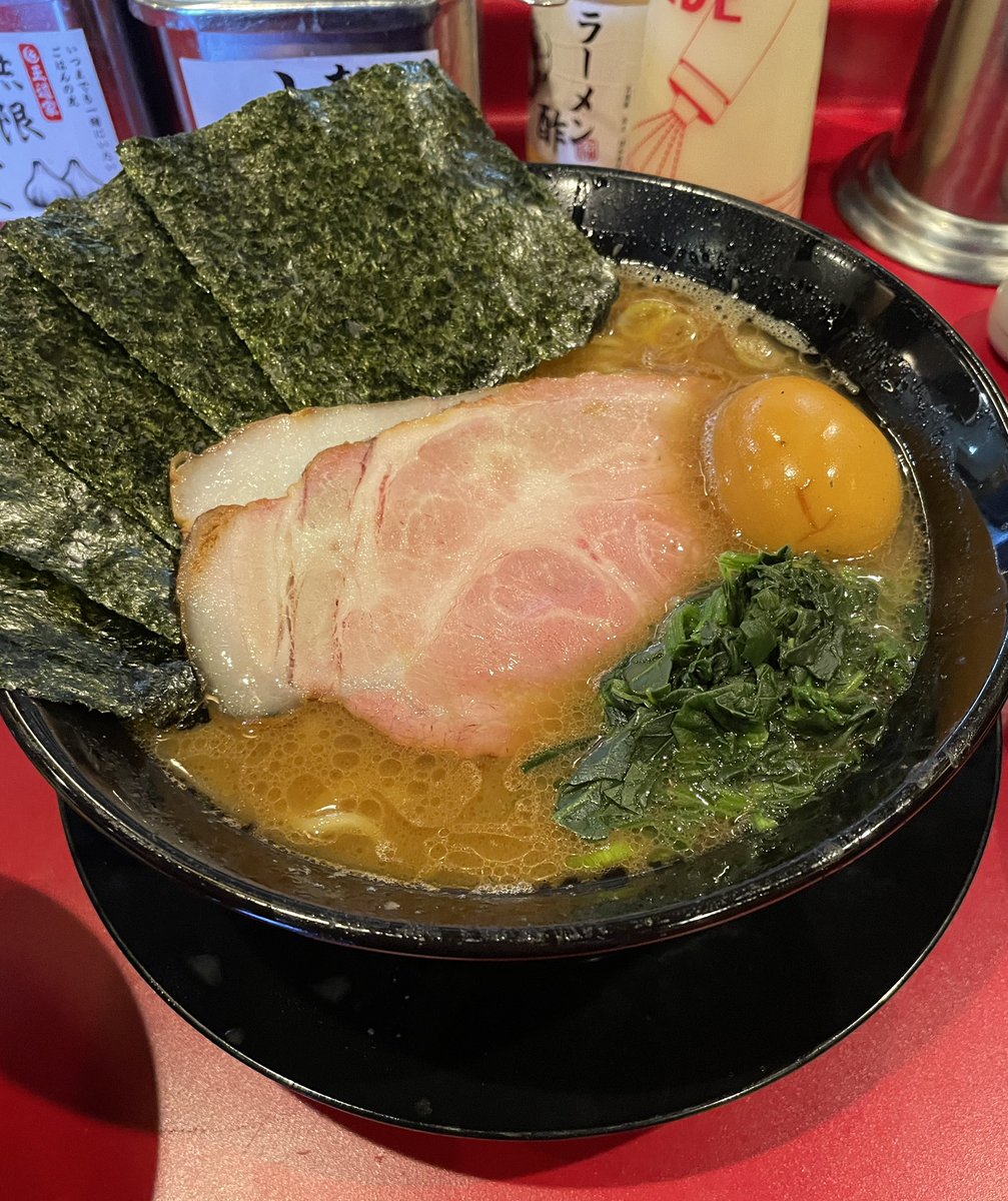 Take6wTagaC's tweet photo. 今日は「王道系　我道家」に行って王道ラーメンを食べてきた！
濃いめの味でかなり好みの味😋
鶏油の量をカスタ��イズできるぽいので次はもっと濃いめにしてみよう！
とても良きでした♪ https://t.co/RWLOuprTVz