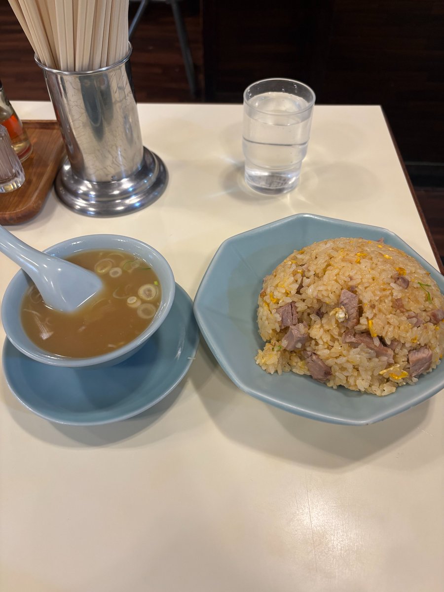 7order_official's tweet photo. 龍朋 (神楽坂)

行列のできる町中華
神楽坂「龍朋」へ。
チャーハン並と回鍋肉を注文。
先発はチャーハン。少々右に寄った盛り付けになんでなんでぇ？？と思いつつ実食。
チャーハンは真ん中に盛り付けるべきというくだらない固定概念なんかを吹き飛ばす極上の味。
そして後発、回鍋肉。この物価高に逆行したコストパフォーマンスには店の名の通り龍のような勇ましさを感じる。
チャーハンと回鍋肉の合わせ技に見事KOを取られ、帰り際まだ並んでいる人達に心の中で「その費やした時間、無駄にはならんよ」と呟き帰路につきました。
ご馳走さま！大将！お腹いっぱい！

諸星翔希

#一緒に行こうよ町中華 
#町中華 #7ORDER
