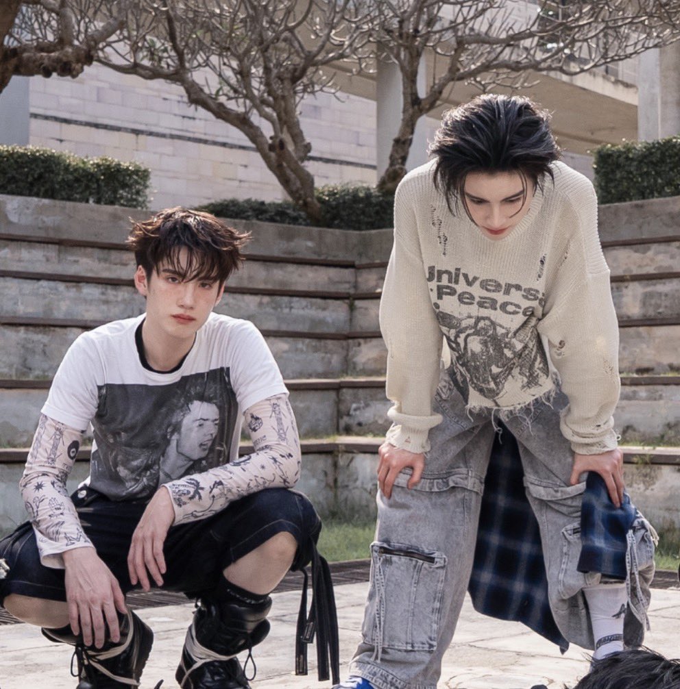 เป็นคู่ที่กูแอบดุ้งทุกครั้งเวลาเห็นภาพคู่ คือมันอึ้งเพราะอะไรที่เป็นวิดีโอเบื้องหน้า/เบื้องหลังคือ0 การชิดใกล้ การพูดคุย (ยกเว้นงานคู่ที่ต้องอยู่ด้วยกันจริงๆ) แต่ photo set ฮีมีภาพด้วยกันตลอด แอบจึ้งนะ 

# แอบรักตากล้อง # ภาพในตำนาน # ภาพมีชีวิต # คนถ่ายมือทอง # รักในตำนาน