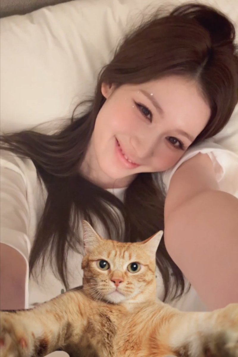 Sana imitating the cat filter 🥺