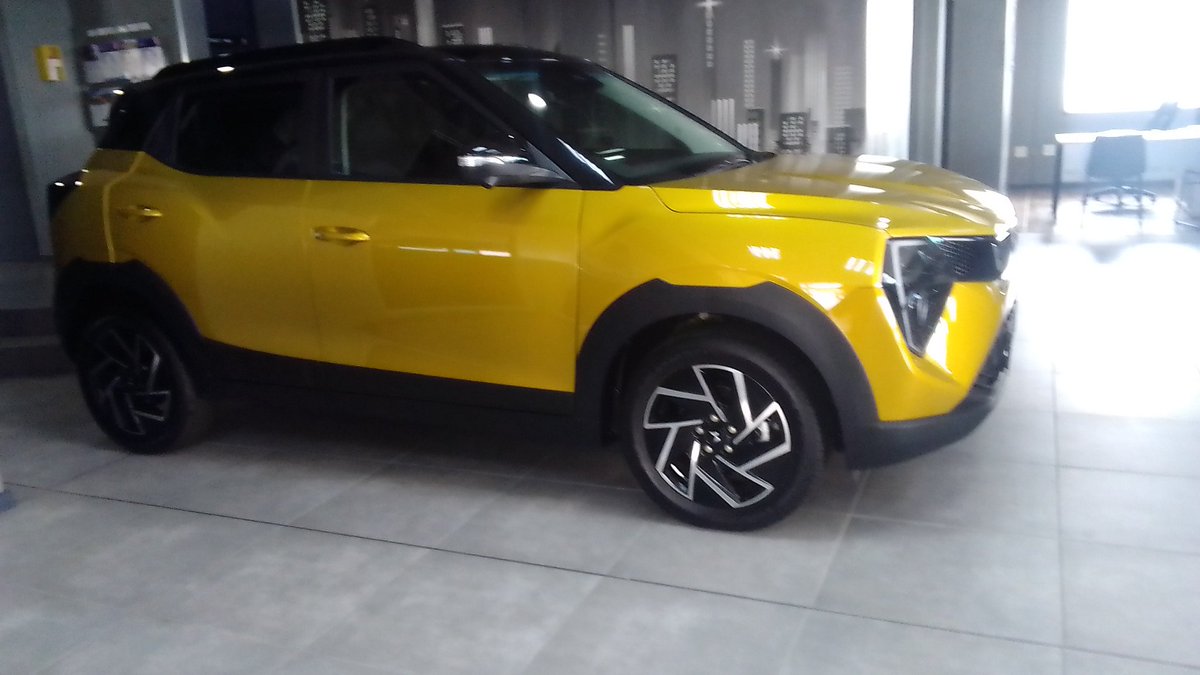Kwandisa_'s tweet photo. @nickimoraa @KeruboSk Mahindra XUV 3X0, leather seats, panoramic sunroof, Full ADAS(,Lane chane warning, Lane departure warning,) adaptable cruise control, Harman Kardon sound system, 360 view cameras
Low fuel consumption 5.3l/100km, service plan. 5yr/100000km, Call 0746890384, Mahindra Centurion https://t.co/oQoE4oKbfK