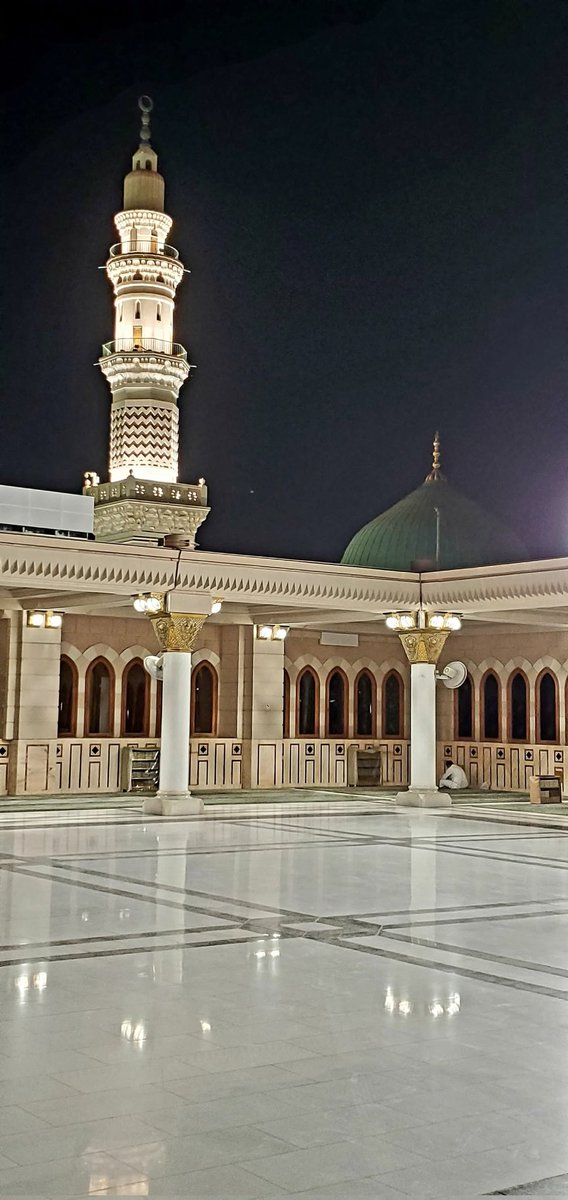 AbdbdeaaOsman's tweet photo. مَعاهِدُ فيهِنّ المَلائِكَةُ العُلى
غَوادٍ بتَنْزيلِ الكِتابِ رَوائِحُ
أفاءَ علَيْها اللهُ أفْياءَ نُورِه
فَفيهِنّ منْ دارِ السّلامِ ملامِحُ. https://t.co/96Z86OB8RU