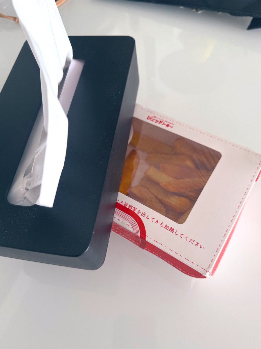 light_starboy's tweet photo. ごっちゃん優しい
ティッシュ箱でびっくりドンキーのポテト乾燥しないように蓋してくれてた🍟
おはようございます🥱 https://t.co/vOkcNIgFQQ