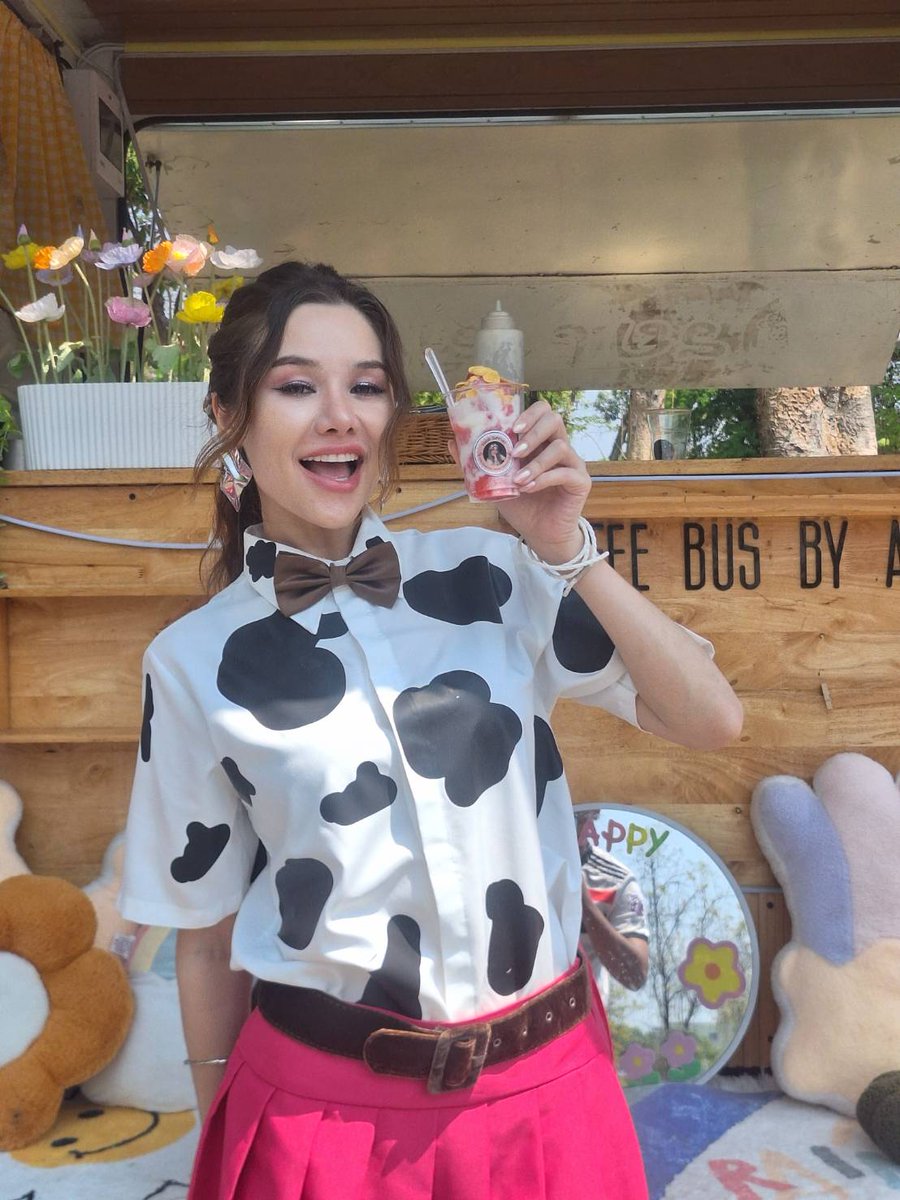 Shinsinnnnnn's tweet photo. 🍦Sweet desserts for our sweet Sammy🍦
@sammysammauy 

Just a small token of our love and appreciation for all your hard work. We hope you enjoy the yummy cream, stay healthy, and feel how much we’re always cheering for you.

Thank you for always giving your best.
We’re so proud of you always and forever 🥰

Thank you for the cutest pictures 📸 we are all squealing over them 🥰

With all our biggest hugs : @MusingsofaMuse 
@Shinsinnnnnn  @perthniority  @joey_9666   @amyb_eg   

Thankyou for you coordinations  @SammyofficialTH 

#LoveYouTeacherSeries
#sammysammauy