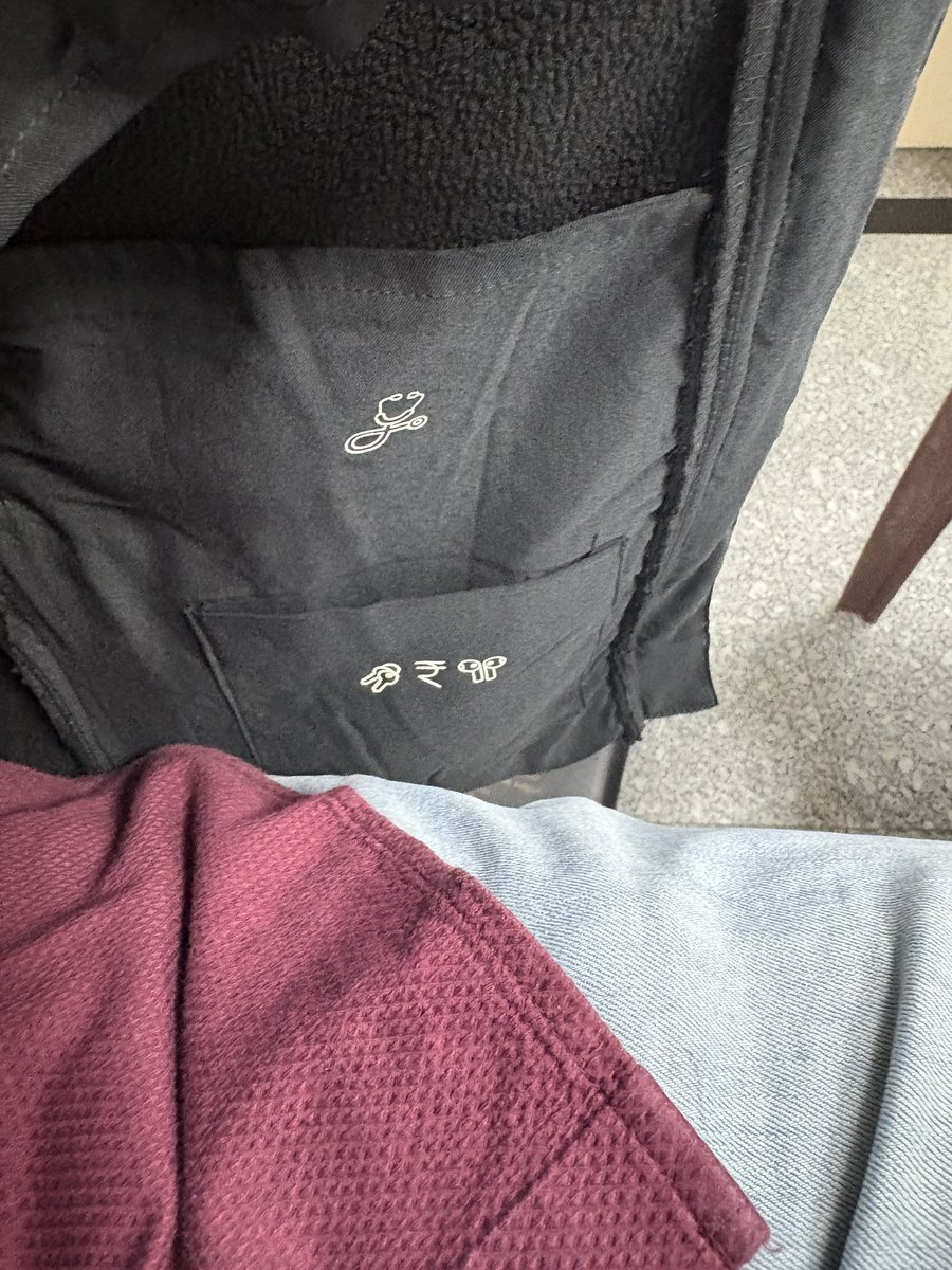 Sunday’s going effortlessly stylish with Knya’s DRIFT jacket. Super comfy, perfect for that in between summer weather, and those endless pockets? Absolute win. Just wondering… what all would an orthobro stash in there? 🤔
<a href="/knyamed/">Knya</a> <a href="/aiims_newdelhi/">AIIMS, New Delhi 🇮🇳</a>