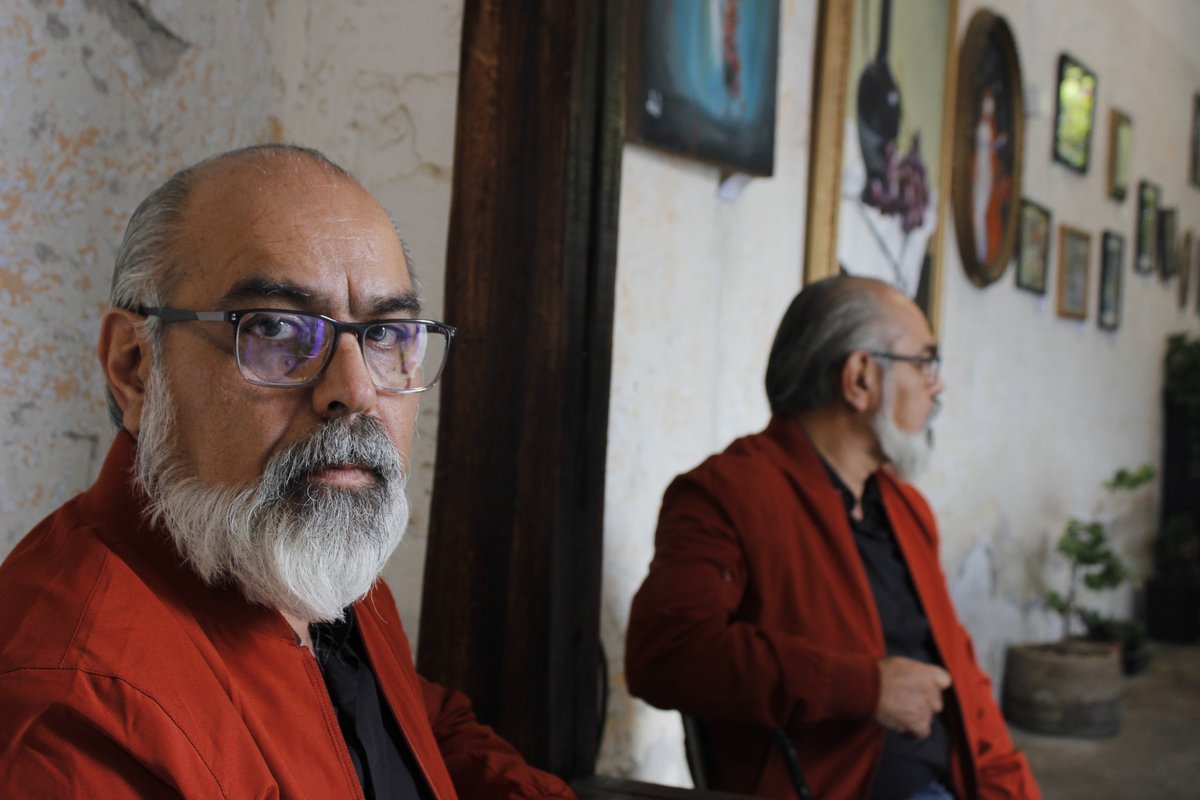 Ricardo Sigala creció soñando con el futbol y la música, no con la literatura. Llegó a las letras casi por accidente… y ahí se quedó. 📚🎸

Conoce su historia, donde la vocación se construye paso a paso y la vida va marcando el ritmo.✍️📖 #LaVidaMisma 🔗 url.udg.mx/a0FH4