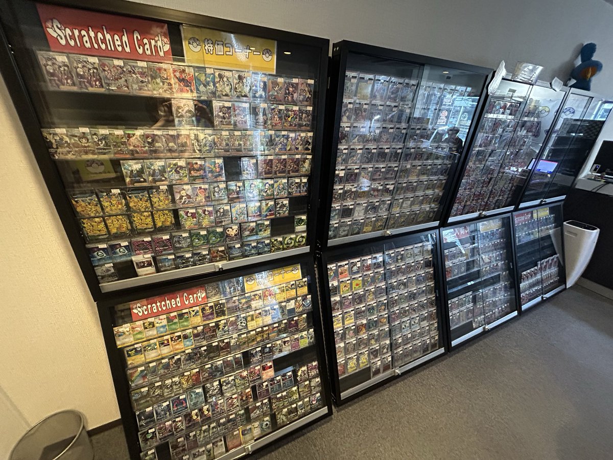 現在のショーケースの状況になります。 皆様のご来店をお待ちしており