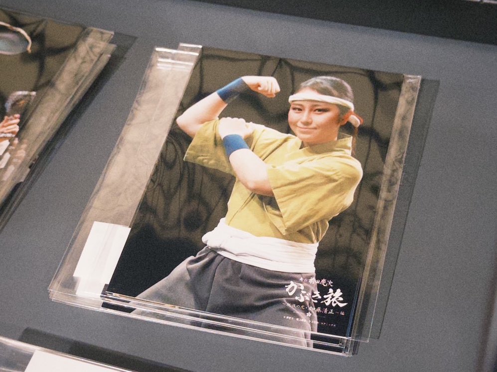 27日から追加のサイン付きブロマイドに向けて、必死にサインを考えるね