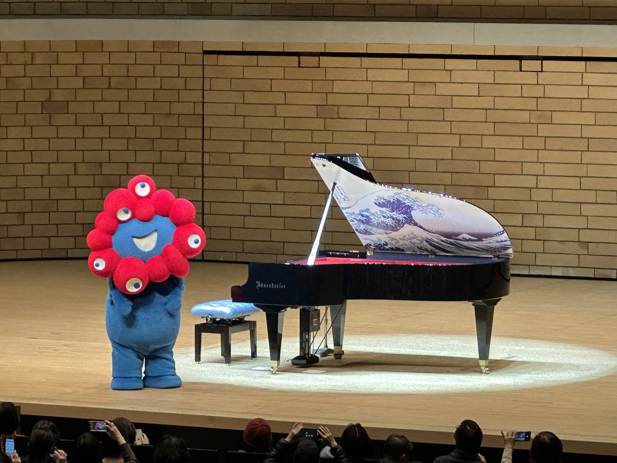 tamoshinji's tweet photo. 【速報】姫路にミャクミャク現る！
オーストリア🇦🇹パビリオンのピアノ🎹お披露目式にて🎹 https://t.co/Hq15gIcxI6