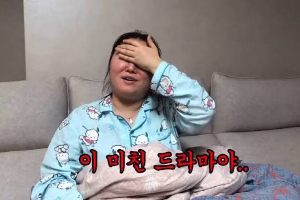 청레는옳다

교실 들어올때는 데면데면 들아왔는데
교실 나갈때는 다른의미로 데면데면 부끄부끄해서 나갈듯
막 나가는데 손등도 스침...하🤭