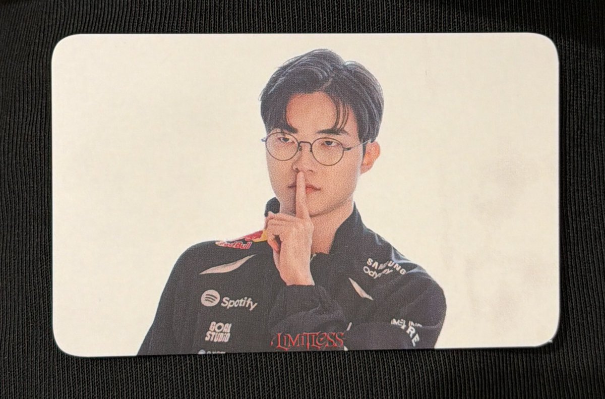 vvithT1's tweet photo. 올해 첨 오는데 이 포카는 랜덤이어요?.? 
오너도 잇나요???? https://t.co/00SKYWd7RU