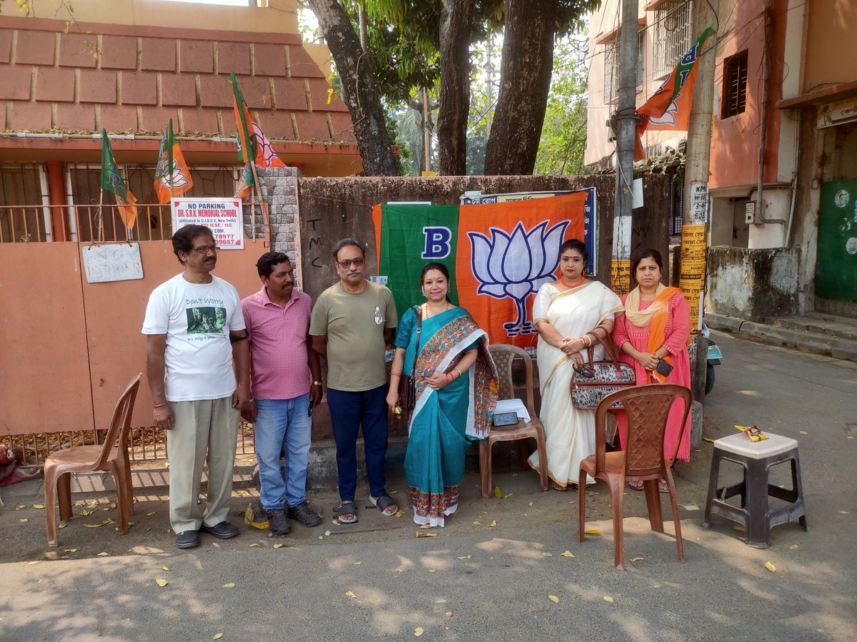Indra21BJP's tweet photo. আজ  যাদবপুর বিধানসভার  মণ্ডল ২এর ১০২নম্বর ওয়ার্ডে ১৮৯ আমার  বুথে আমাদের যশস্বী প্রধানমন্ত্রী শ্রী নরেন্দ্র মোদীজীর ১৩১তম "মন কি বাত" অনুষ্ঠানটি  শোনা হলো তারই কিছু মুহূর্ত।

#mannkibaat2026 
@narendramodi
@rss
@subratowb
@SamikBJP 
@NitinNabin 
@BjpBiplab 
@sunilbansalbjp https://t.co/mnSiT8F2XK