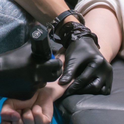 aoualoha678's tweet image. เจ็บเพราะสัก ❎ ช่างสักหยิก ✅